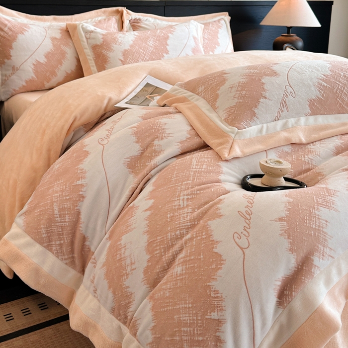 91家纺网 家纺一手货源 找家纺 绘萱家居 2025新品热款高密消光双拼边雕花牛奶绒四件套拼角纯色 意境-橙