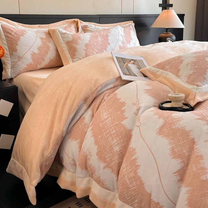 91家纺网 家纺一手货源 找家纺 绘萱家居 2025新品热款高密消光双拼边雕花牛奶绒四件套拼角纯色 意境-橙