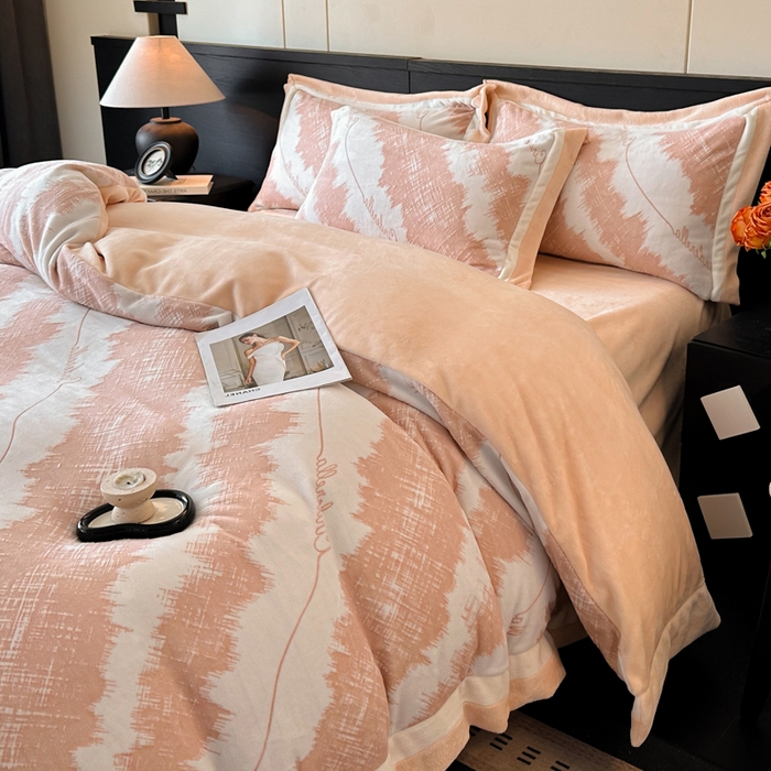 91家纺网 家纺一手货源 找家纺 绘萱家居 2025新品热款高密消光双拼边雕花牛奶绒四件套拼角纯色 意境-橙