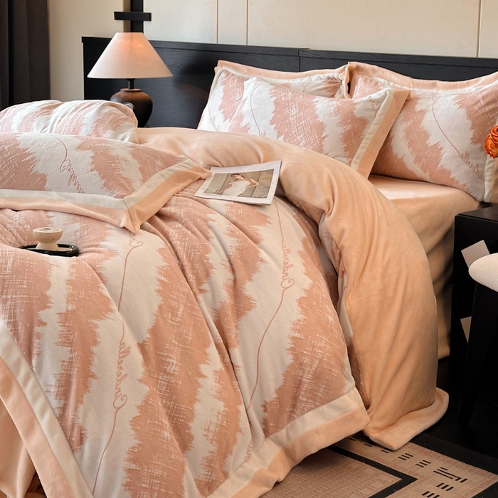 91家纺网 家纺一手货源 找家纺 绘萱家居 2025新品热款高密消光双拼边雕花牛奶绒四件套拼角纯色 意境-橙