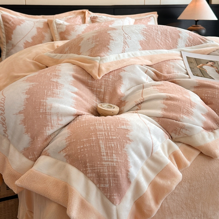 91家纺网 家纺一手货源 找家纺 绘萱家居 2025新品热款高密消光双拼边雕花牛奶绒四件套拼角纯色 意境-橙