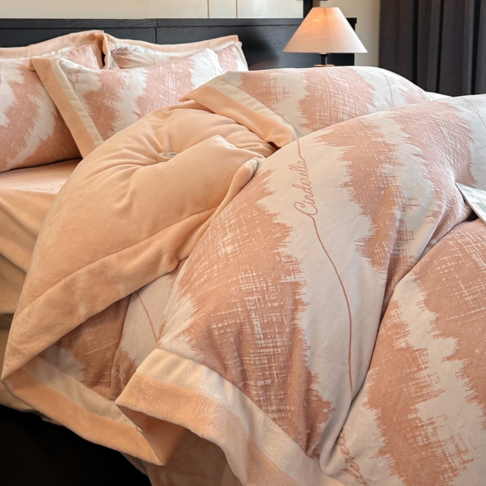 91家纺网 家纺一手货源 找家纺 绘萱家居 2025新品热款高密消光双拼边雕花牛奶绒四件套拼角纯色 意境-橙