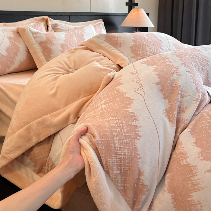 91家纺网 家纺一手货源 找家纺 绘萱家居 2025新品热款高密消光双拼边雕花牛奶绒四件套拼角纯色 意境-橙