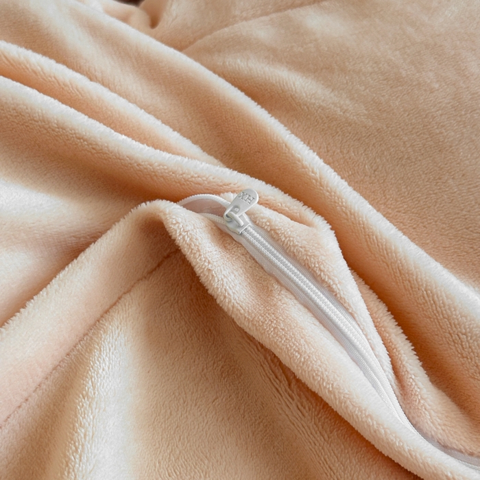 91家纺网 家纺一手货源 找家纺 绘萱家居 2025新品热款高密消光双拼边雕花牛奶绒四件套拼角纯色 意境-橙