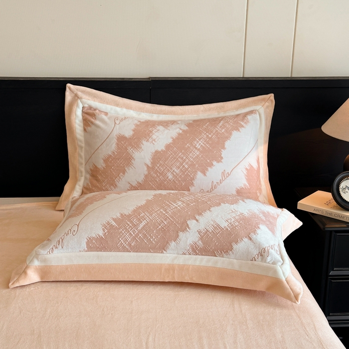 91家纺网 家纺一手货源 找家纺 绘萱家居 2025新品热款高密消光双拼边雕花牛奶绒四件套拼角纯色 意境-橙