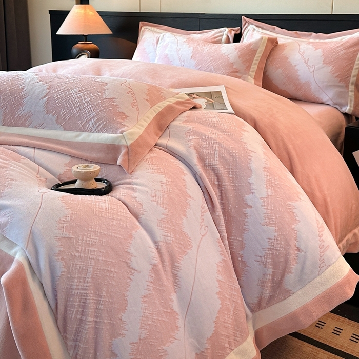 绘萱家居 2025新品热款高密消光双拼边雕花牛奶绒四件套拼角纯色 意境-粉