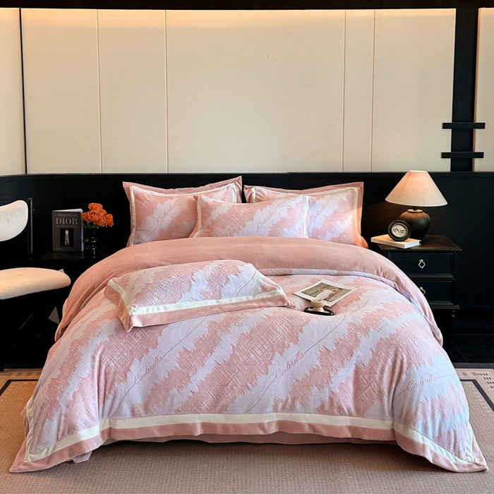 91家纺网 家纺一手货源 找家纺 绘萱家居 2025新品热款高密消光双拼边雕花牛奶绒四件套拼角纯色 意境-粉