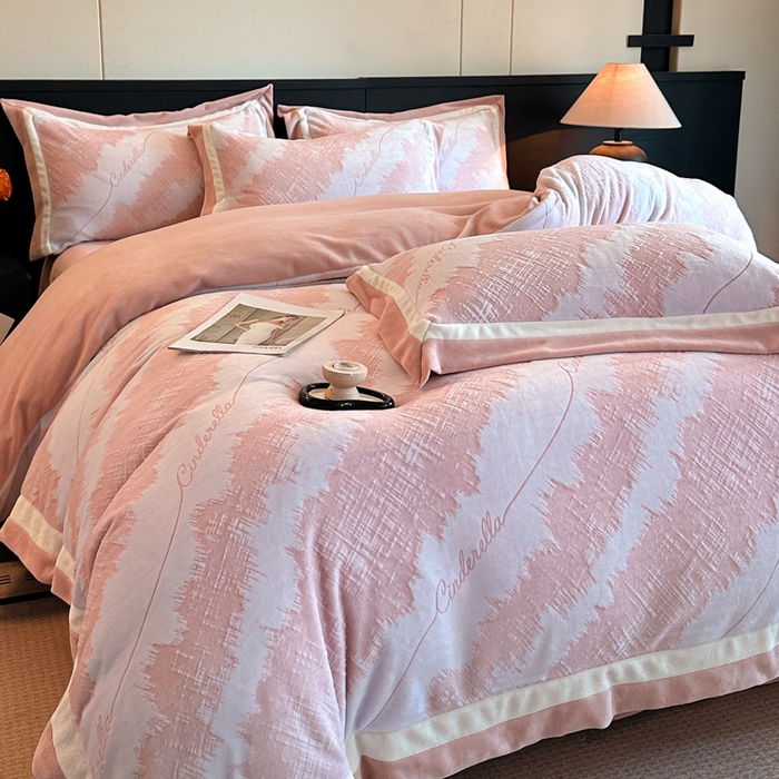 91家纺网 家纺一手货源 找家纺 绘萱家居 2025新品热款高密消光双拼边雕花牛奶绒四件套拼角纯色 意境-粉