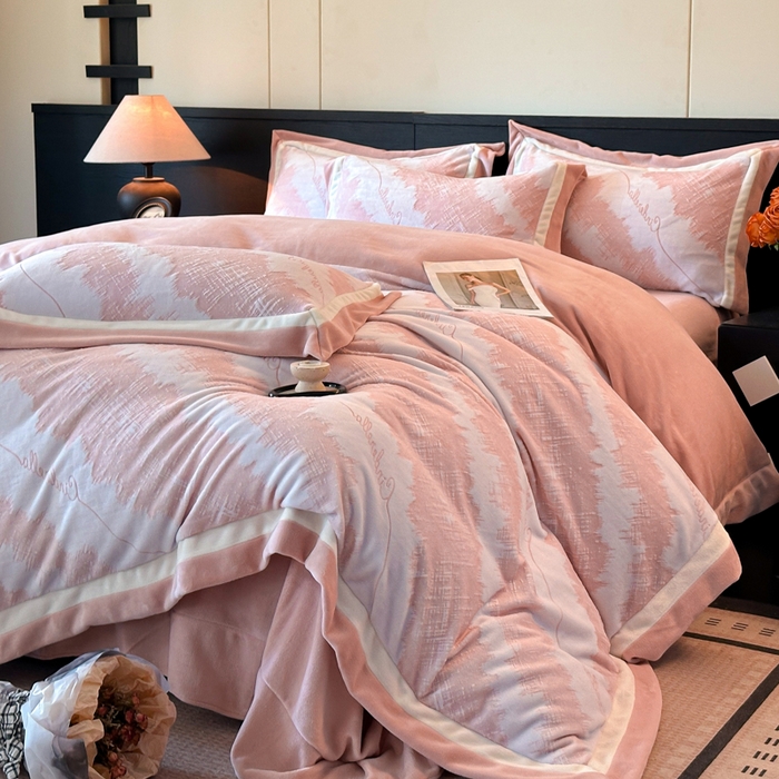 91家纺网 家纺一手货源 找家纺 绘萱家居 2025新品热款高密消光双拼边雕花牛奶绒四件套拼角纯色 意境-粉