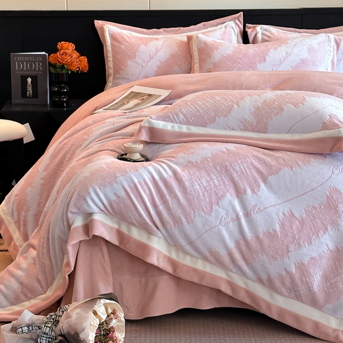 91家纺网 家纺一手货源 找家纺 绘萱家居 2025新品热款高密消光双拼边雕花牛奶绒四件套拼角纯色 意境-粉