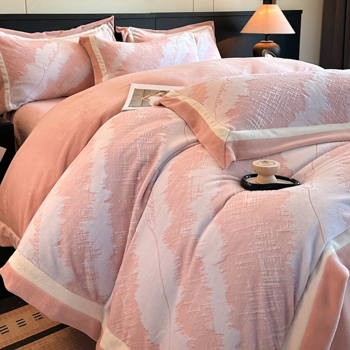 91家纺网 家纺一手货源 找家纺 绘萱家居 2025新品热款高密消光双拼边雕花牛奶绒四件套拼角纯色 意境-粉