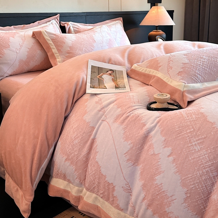 91家纺网 家纺一手货源 找家纺 绘萱家居 2025新品热款高密消光双拼边雕花牛奶绒四件套拼角纯色 意境-粉