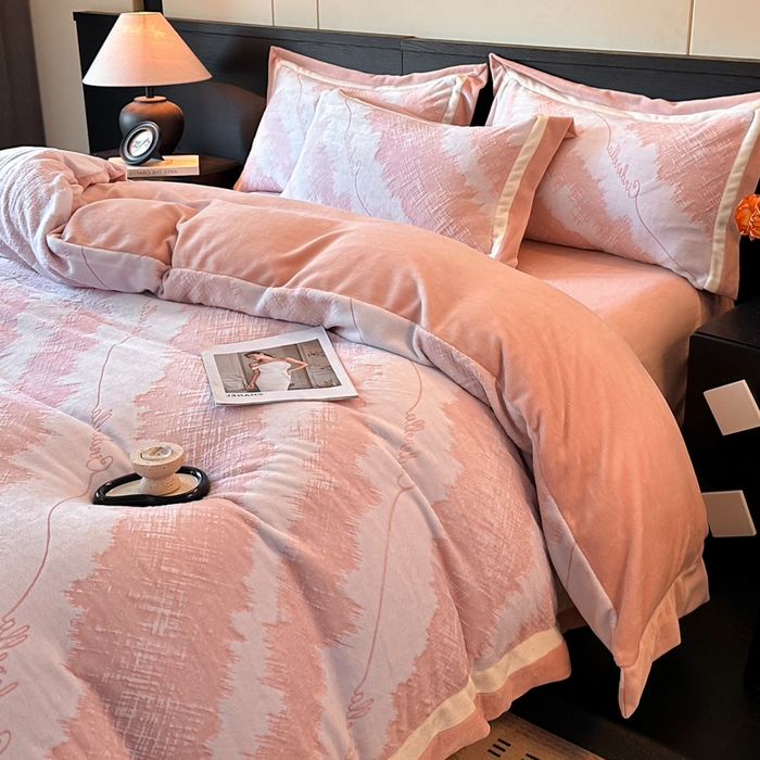 91家纺网 家纺一手货源 找家纺 绘萱家居 2025新品热款高密消光双拼边雕花牛奶绒四件套拼角纯色 意境-粉