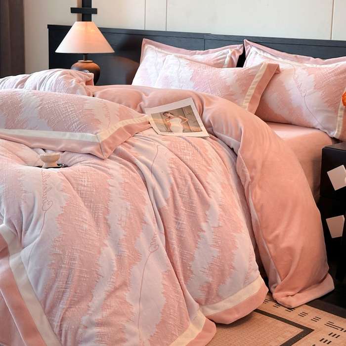 91家纺网 家纺一手货源 找家纺 绘萱家居 2025新品热款高密消光双拼边雕花牛奶绒四件套拼角纯色 意境-粉