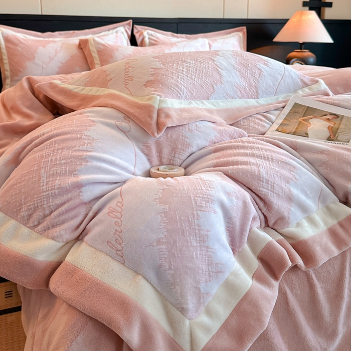 91家纺网 家纺一手货源 找家纺 绘萱家居 2025新品热款高密消光双拼边雕花牛奶绒四件套拼角纯色 意境-粉