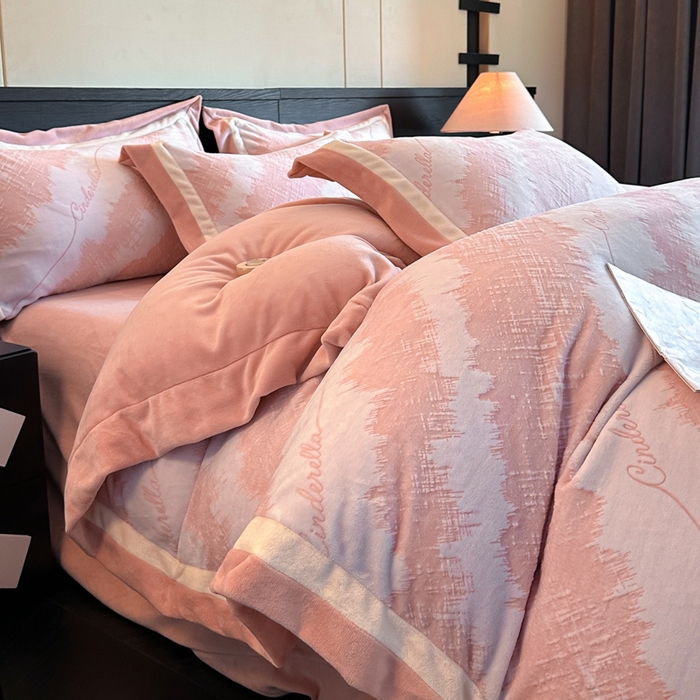 91家纺网 家纺一手货源 找家纺 绘萱家居 2025新品热款高密消光双拼边雕花牛奶绒四件套拼角纯色 意境-粉