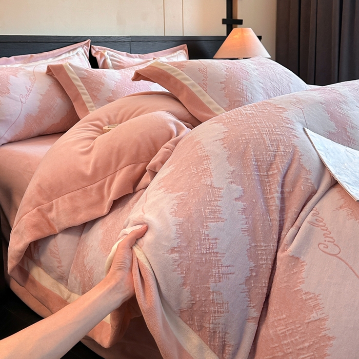 91家纺网 家纺一手货源 找家纺 绘萱家居 2025新品热款高密消光双拼边雕花牛奶绒四件套拼角纯色 意境-粉