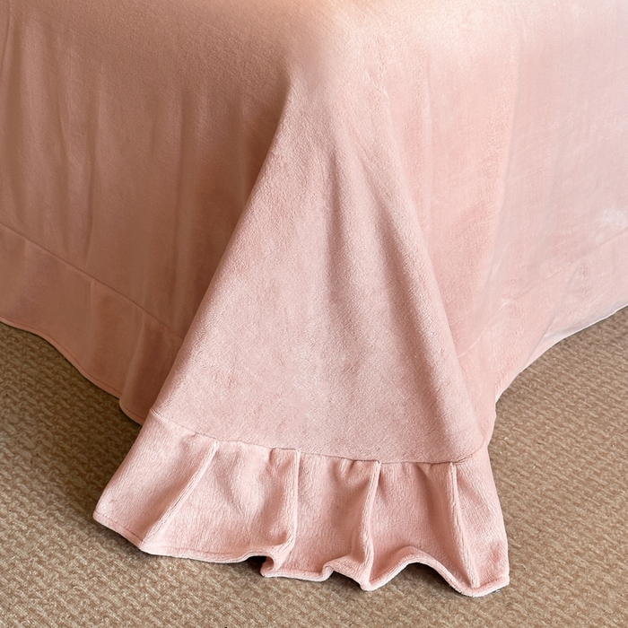 91家纺网 家纺一手货源 找家纺 绘萱家居 2025新品热款高密消光双拼边雕花牛奶绒四件套拼角纯色 意境-粉