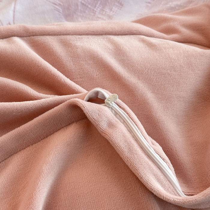 91家纺网 家纺一手货源 找家纺 绘萱家居 2025新品热款高密消光双拼边雕花牛奶绒四件套拼角纯色 意境-粉