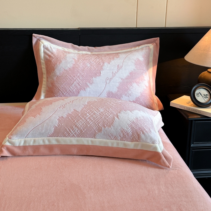 91家纺网 家纺一手货源 找家纺 绘萱家居 2025新品热款高密消光双拼边雕花牛奶绒四件套拼角纯色 意境-粉