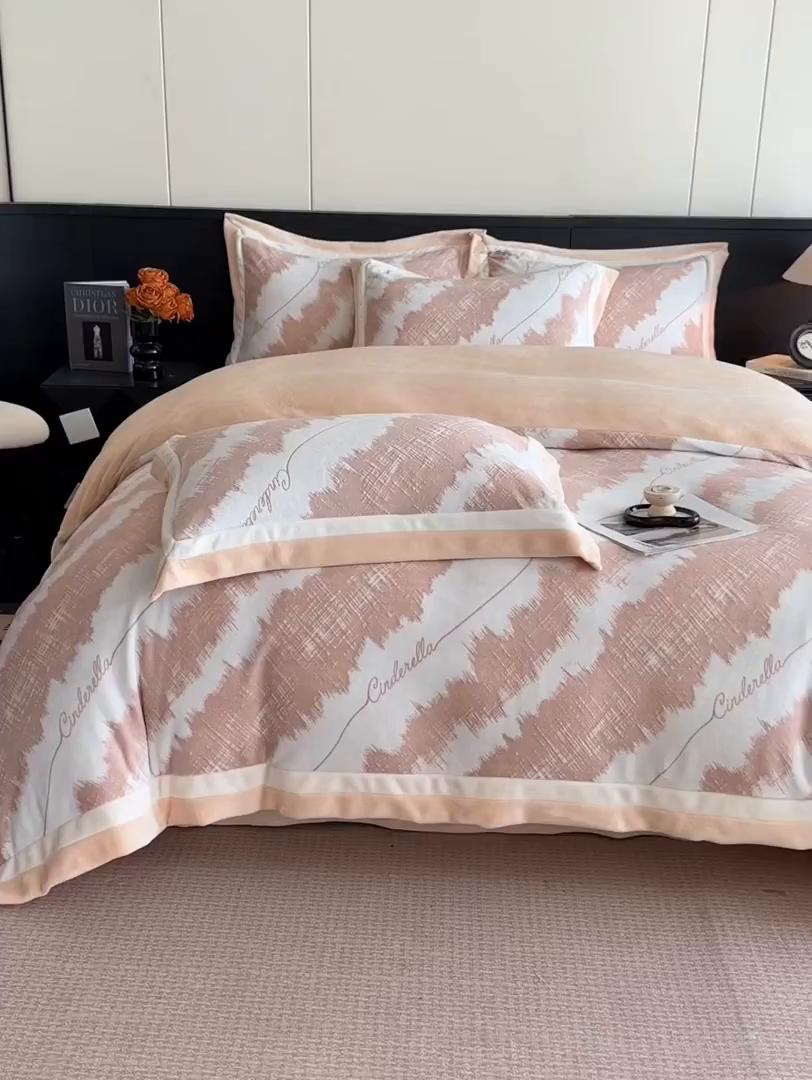 91家纺网 家纺一手货源 找家纺 绘萱家居 2025新品热款高密消光双拼边雕花牛奶绒四件套拼角纯色 意境-粉