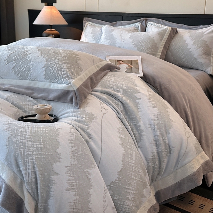 绘萱家居 2025新品热款高密消光双拼边雕花牛奶绒四件套拼角纯色 意境-灰