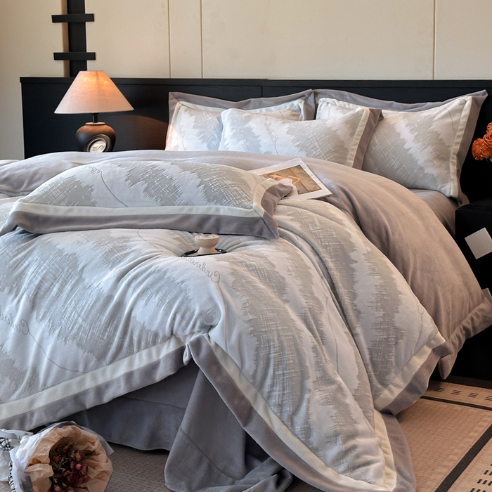 91家纺网 家纺一手货源 找家纺 绘萱家居 2025新品热款高密消光双拼边雕花牛奶绒四件套拼角纯色 意境-灰