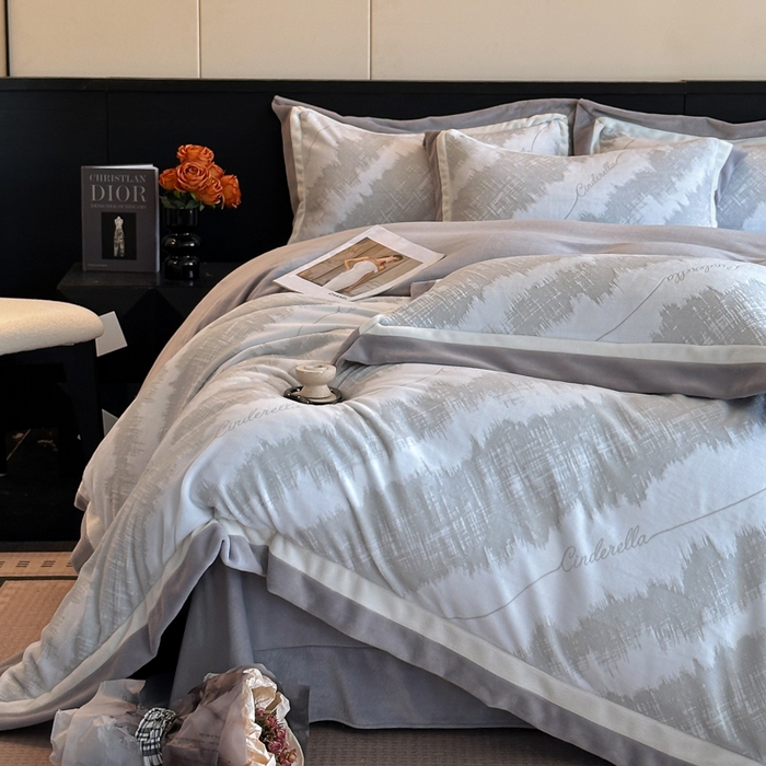 91家纺网 家纺一手货源 找家纺 绘萱家居 2025新品热款高密消光双拼边雕花牛奶绒四件套拼角纯色 意境-灰