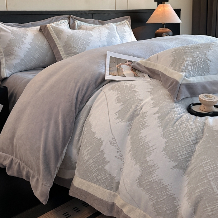 91家纺网 家纺一手货源 找家纺 绘萱家居 2025新品热款高密消光双拼边雕花牛奶绒四件套拼角纯色 意境-灰