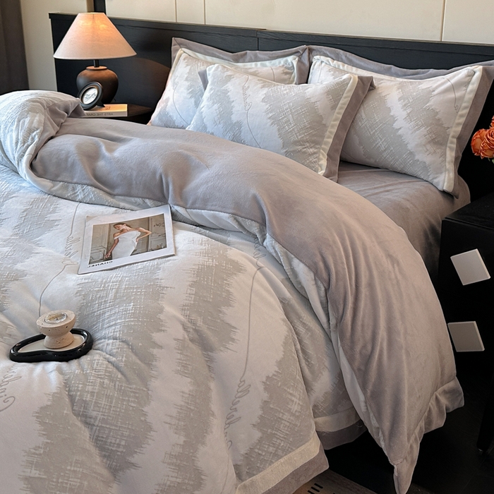 91家纺网 家纺一手货源 找家纺 绘萱家居 2025新品热款高密消光双拼边雕花牛奶绒四件套拼角纯色 意境-灰