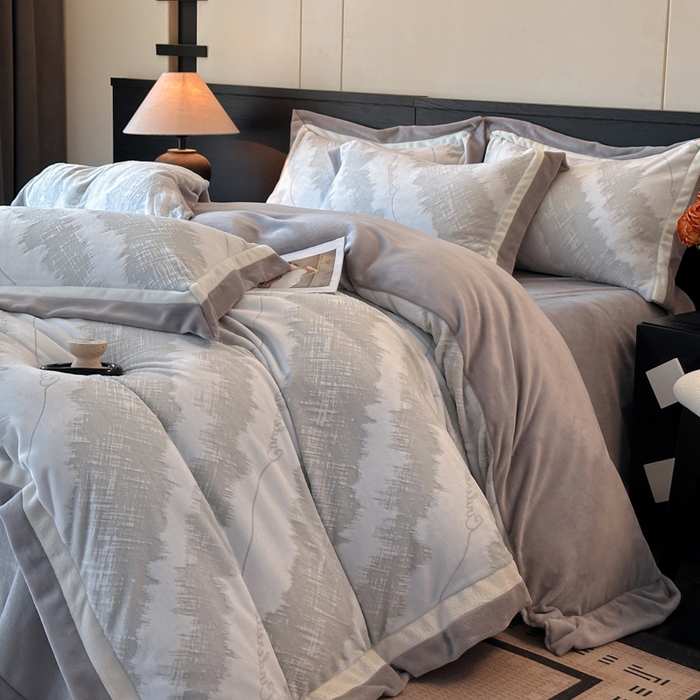 91家纺网 家纺一手货源 找家纺 绘萱家居 2025新品热款高密消光双拼边雕花牛奶绒四件套拼角纯色 意境-灰