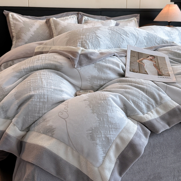 91家纺网 家纺一手货源 找家纺 绘萱家居 2025新品热款高密消光双拼边雕花牛奶绒四件套拼角纯色 意境-灰