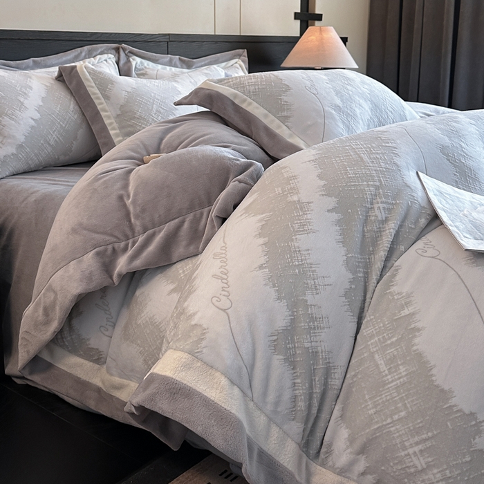 91家纺网 家纺一手货源 找家纺 绘萱家居 2025新品热款高密消光双拼边雕花牛奶绒四件套拼角纯色 意境-灰