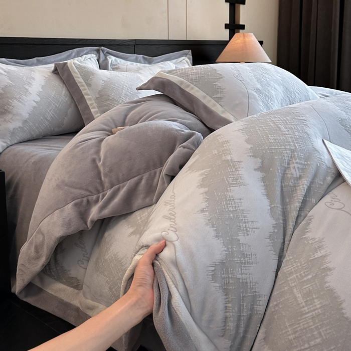 91家纺网 家纺一手货源 找家纺 绘萱家居 2025新品热款高密消光双拼边雕花牛奶绒四件套拼角纯色 意境-灰