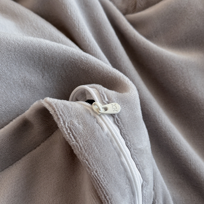 91家纺网 家纺一手货源 找家纺 绘萱家居 2025新品热款高密消光双拼边雕花牛奶绒四件套拼角纯色 意境-灰