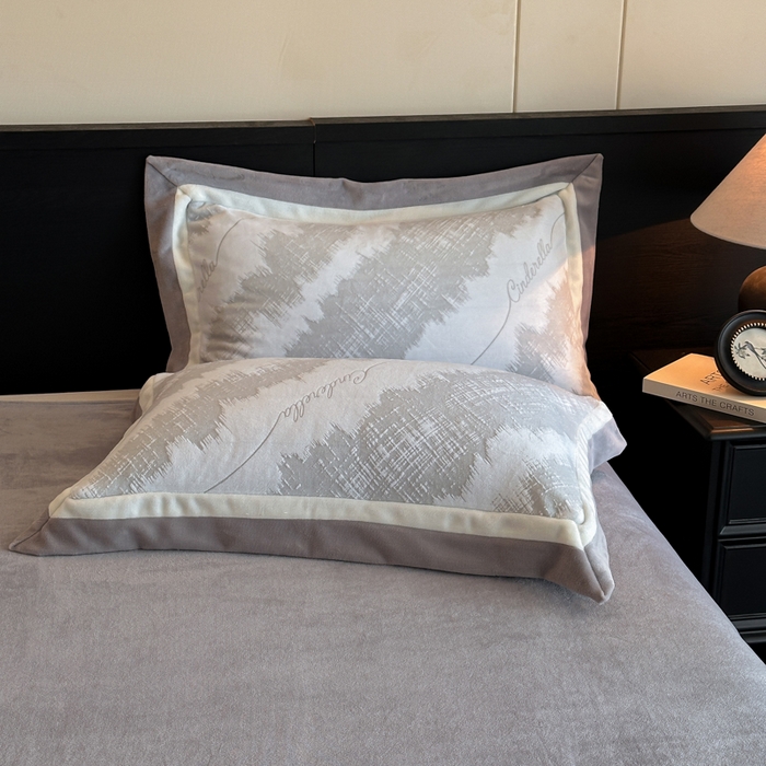 91家纺网 家纺一手货源 找家纺 绘萱家居 2025新品热款高密消光双拼边雕花牛奶绒四件套拼角纯色 意境-灰