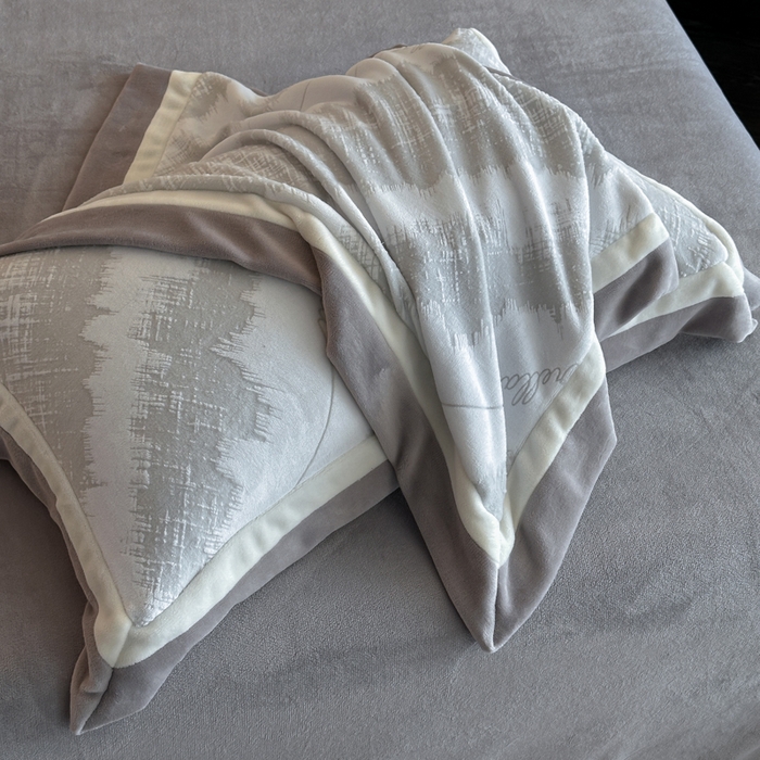 91家纺网 家纺一手货源 找家纺 绘萱家居 2025新品热款高密消光双拼边雕花牛奶绒四件套拼角纯色 意境-灰