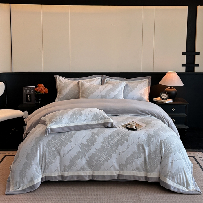 91家纺网 家纺一手货源 找家纺 绘萱家居 2025新品热款高密消光双拼边雕花牛奶绒四件套拼角纯色 意境-灰