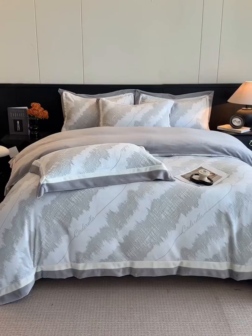 91家纺网 家纺一手货源 找家纺 绘萱家居 2025新品热款高密消光双拼边雕花牛奶绒四件套拼角纯色 意境-灰