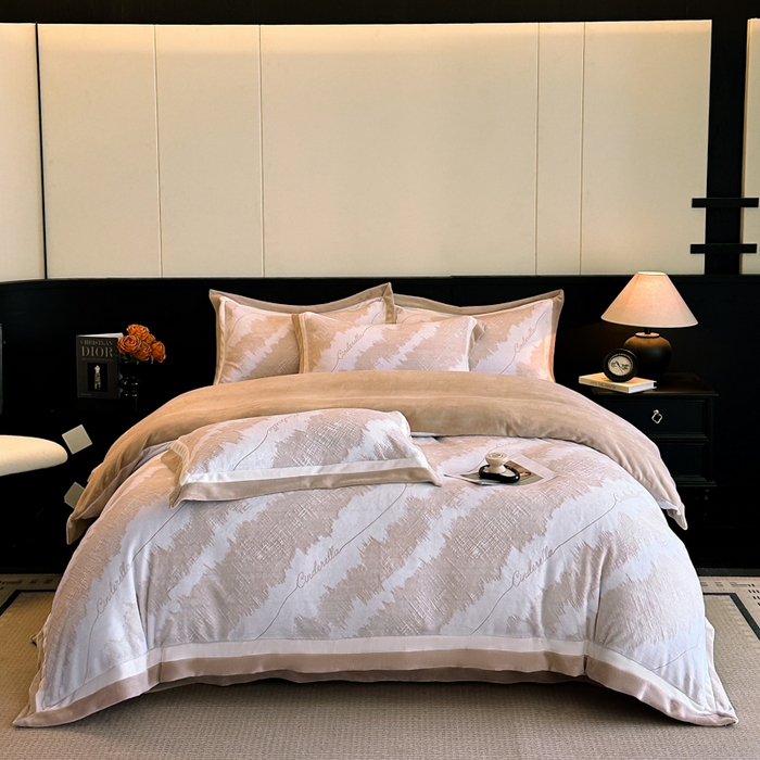 91家纺网 家纺一手货源 找家纺 绘萱家居 2025新品热款高密消光双拼边雕花牛奶绒四件套拼角纯色 意境-咖