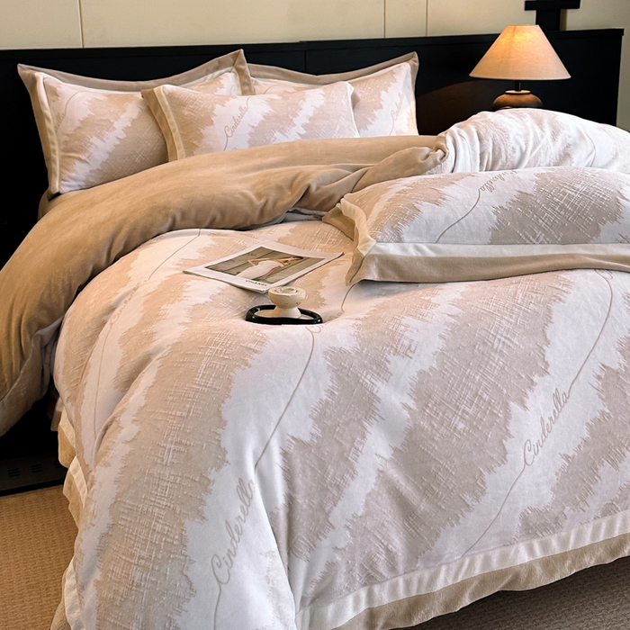 91家纺网 家纺一手货源 找家纺 绘萱家居 2025新品热款高密消光双拼边雕花牛奶绒四件套拼角纯色 意境-咖