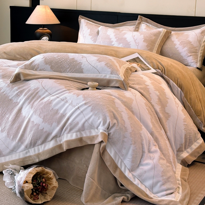 91家纺网 家纺一手货源 找家纺 绘萱家居 2025新品热款高密消光双拼边雕花牛奶绒四件套拼角纯色 意境-咖