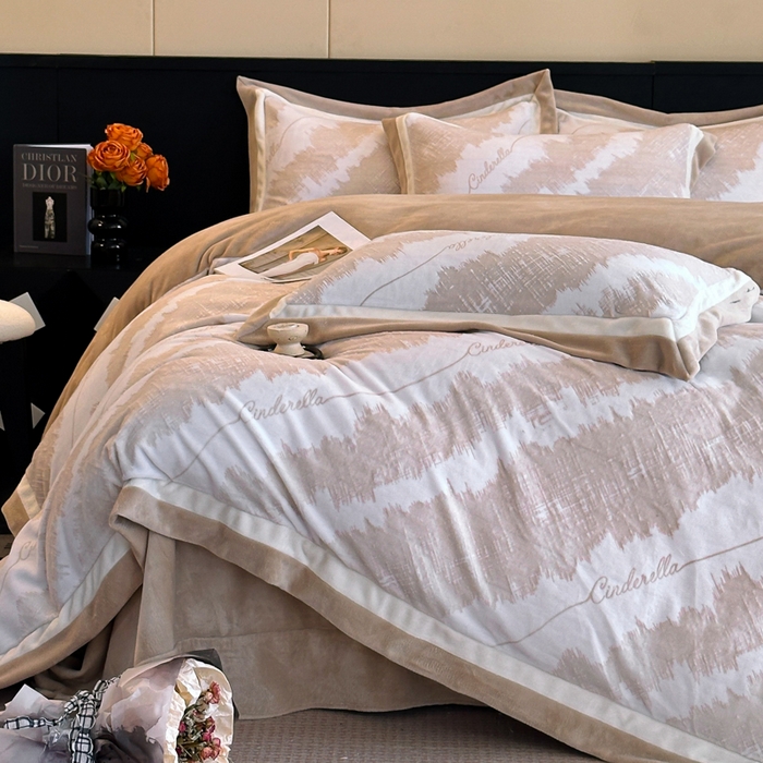 91家纺网 家纺一手货源 找家纺 绘萱家居 2025新品热款高密消光双拼边雕花牛奶绒四件套拼角纯色 意境-咖