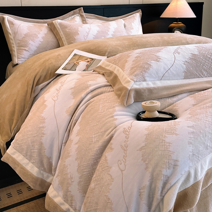 91家纺网 家纺一手货源 找家纺 绘萱家居 2025新品热款高密消光双拼边雕花牛奶绒四件套拼角纯色 意境-咖