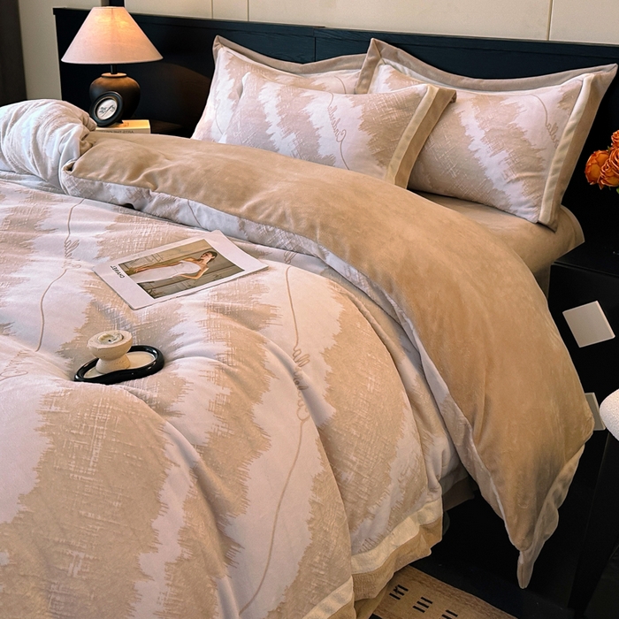 91家纺网 家纺一手货源 找家纺 绘萱家居 2025新品热款高密消光双拼边雕花牛奶绒四件套拼角纯色 意境-咖