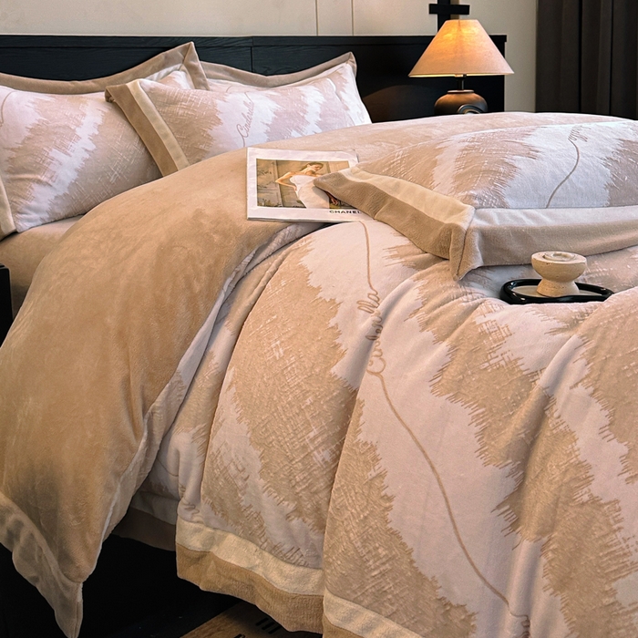 91家纺网 家纺一手货源 找家纺 绘萱家居 2025新品热款高密消光双拼边雕花牛奶绒四件套拼角纯色 意境-咖