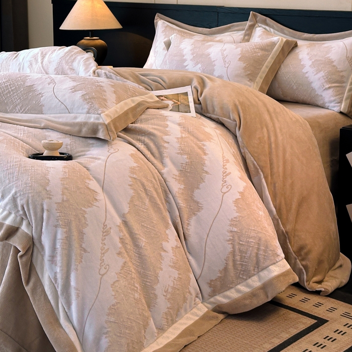 91家纺网 家纺一手货源 找家纺 绘萱家居 2025新品热款高密消光双拼边雕花牛奶绒四件套拼角纯色 意境-咖