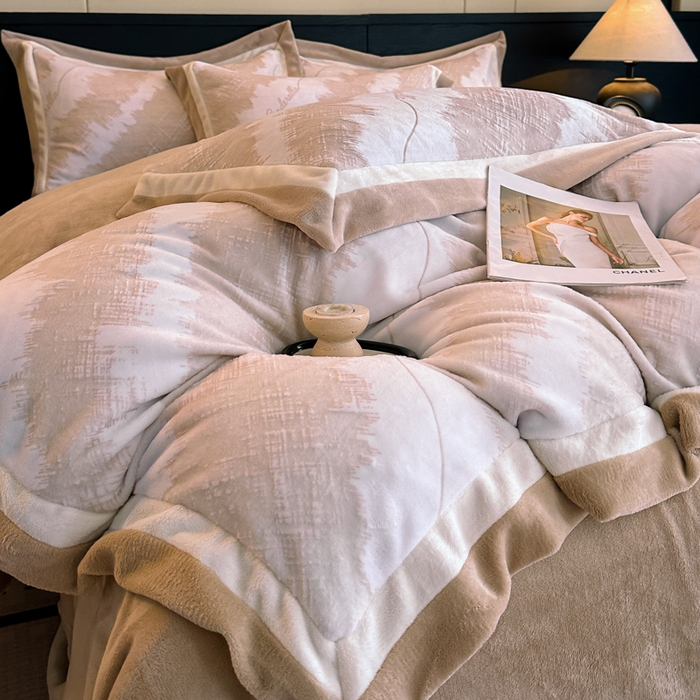 91家纺网 家纺一手货源 找家纺 绘萱家居 2025新品热款高密消光双拼边雕花牛奶绒四件套拼角纯色 意境-咖