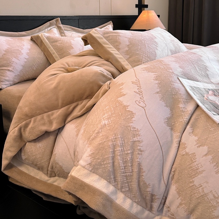 91家纺网 家纺一手货源 找家纺 绘萱家居 2025新品热款高密消光双拼边雕花牛奶绒四件套拼角纯色 意境-咖