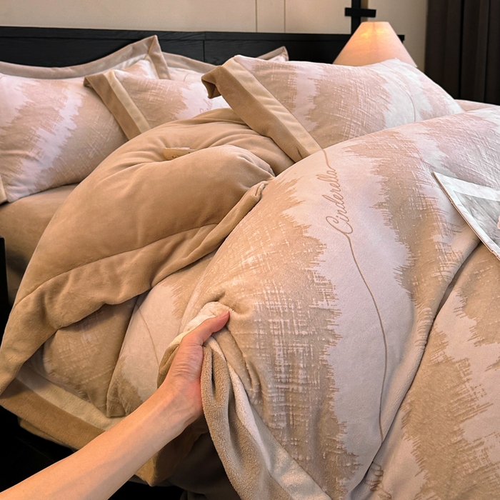 91家纺网 家纺一手货源 找家纺 绘萱家居 2025新品热款高密消光双拼边雕花牛奶绒四件套拼角纯色 意境-咖